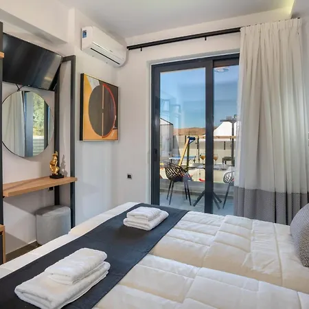 Luxurious Mare - With 150m Pool * Roumelí