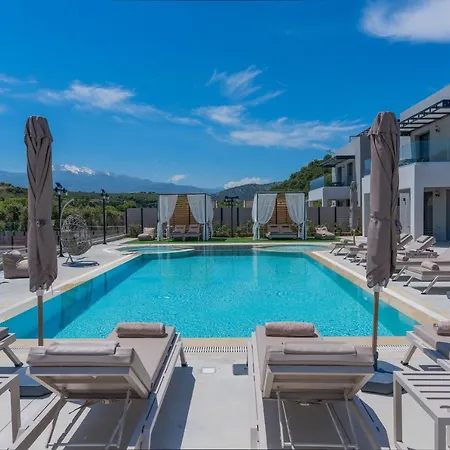 Luxurious Mare - With 150m Pool Roumelí